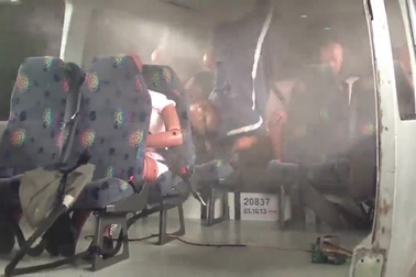 Video cho thấy hậu quả khủng khiếp khi ngồi trên ghế sau ô tô mà không cài dây an toàn