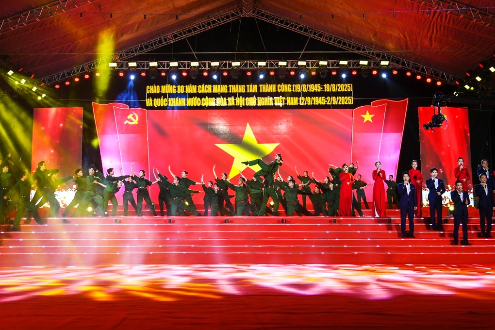 Nhiều tỉnh miền Tây diễn nghệ thuật, bắn pháo hoa mừng Quốc khánh - 5