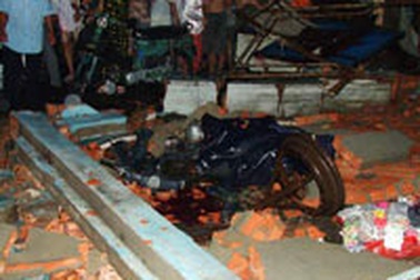 TPHCM: Tường đổ đè 2 người chết 