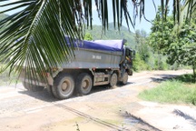 Hàng trăm người dân “gánh” bụi trên tuyến đường xuống cấp