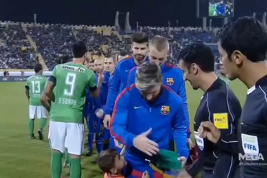 Khoảnh khắc cảm động khi cậu bé người Afghanistan, người mặc chiếc túi nylon có ghi tên Messi, được gặp thần tượng thật