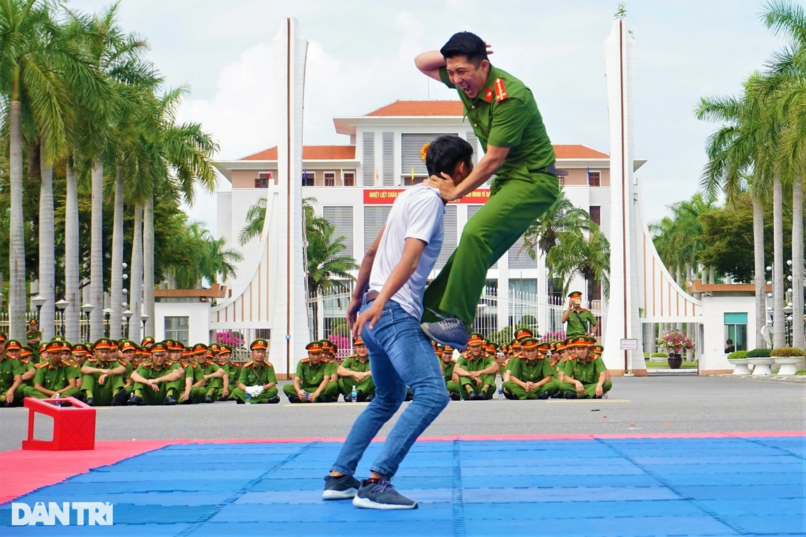 Ấn tượng màn võ thuật xuất sắc của chiến sĩ công an - 11 Ấn tượng màn võ thuật xuất sắc của chiến sĩ công an - 11