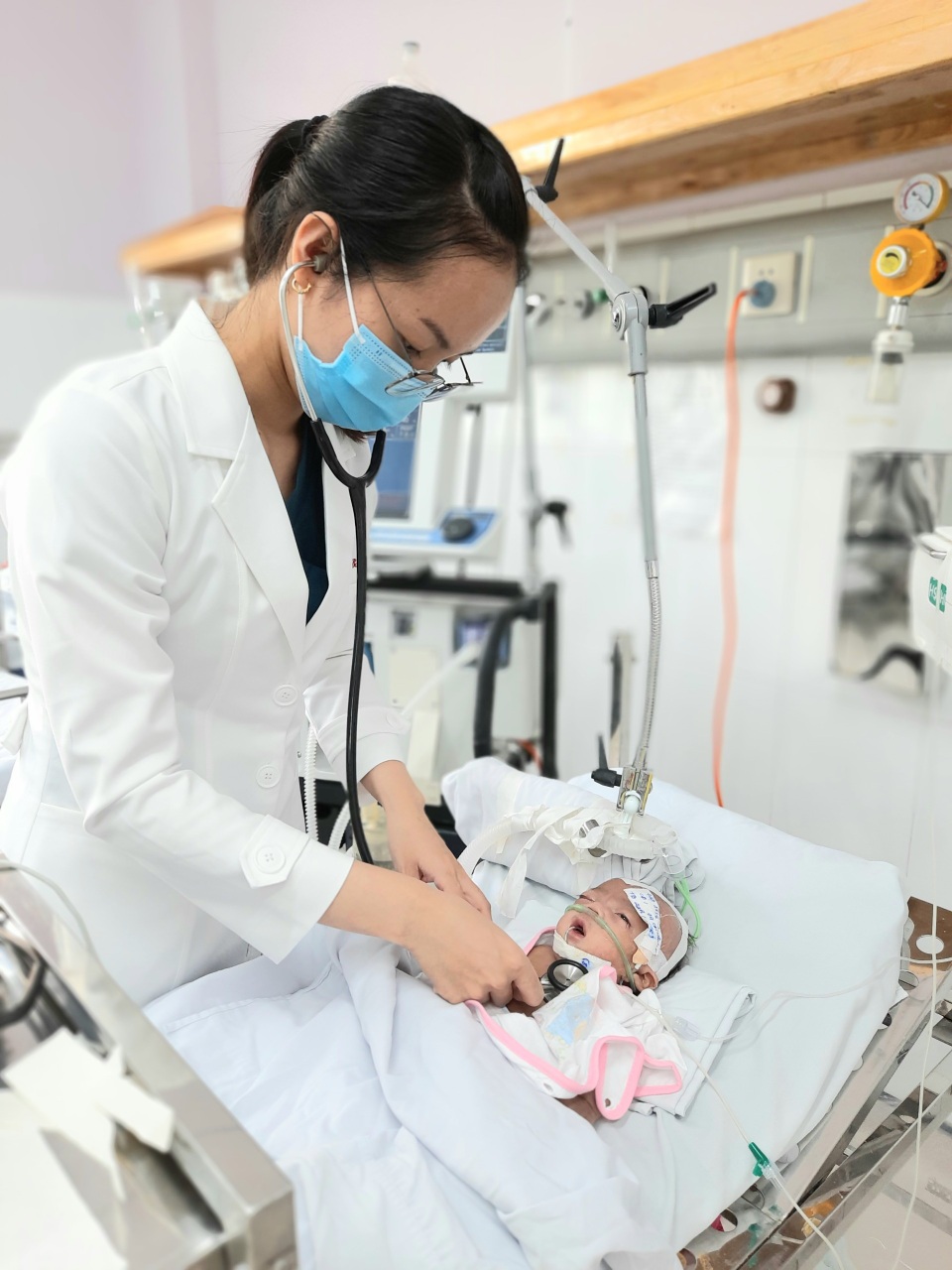 Bé trai bị bỏ rơi ở sân chùa: Cha mẹ vỡ oà đón nhận kết quả xét nghiệm ADN - 3 Bé trai bị bỏ rơi ở sân chùa: Cha mẹ vỡ oà đón nhận kết quả xét nghiệm ADN - 3