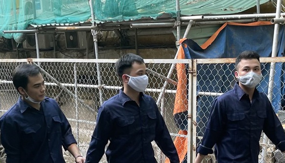 Mang súng đồ chơi đi cướp cửa hàng bách hóa - 1 Mang súng đồ chơi đi cướp cửa hàng bách hóa - 1
