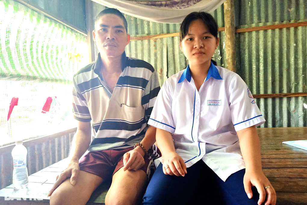 Mẹ bỏ đi, nữ sinh muốn được học tiếp để lo cho cha tật nguyền - 3 Mẹ bỏ đi, nữ sinh muốn được học tiếp để lo cho cha tật nguyền - 3