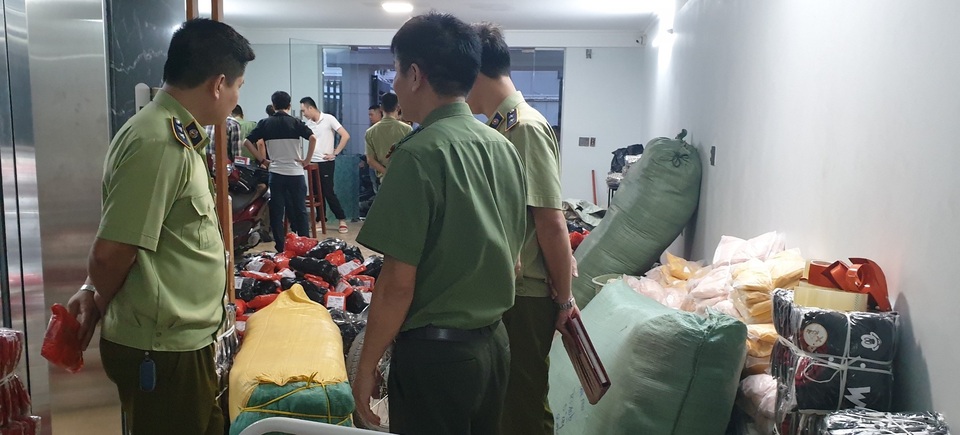 Phát hiện kho hàng lậu lớn cả nghìn sản phẩm chuyên bán online - 1 Phát hiện kho hàng lậu lớn cả nghìn sản phẩm chuyên bán online - 1