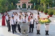 Lãnh đạo Cà Mau, Bạc Liêu viếng Bác Hồ