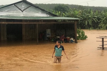 Lũ lớn quét qua, nước dâng cao hàng mét, nhiều người dân trắng tay