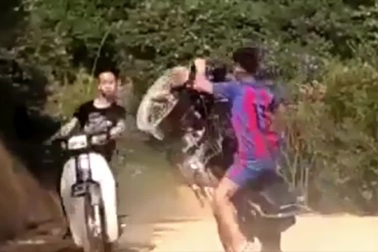 "Trẻ trâu" bốc đầu xe máy và cái kết khóc dở, mếu dở cho "đồng đội"