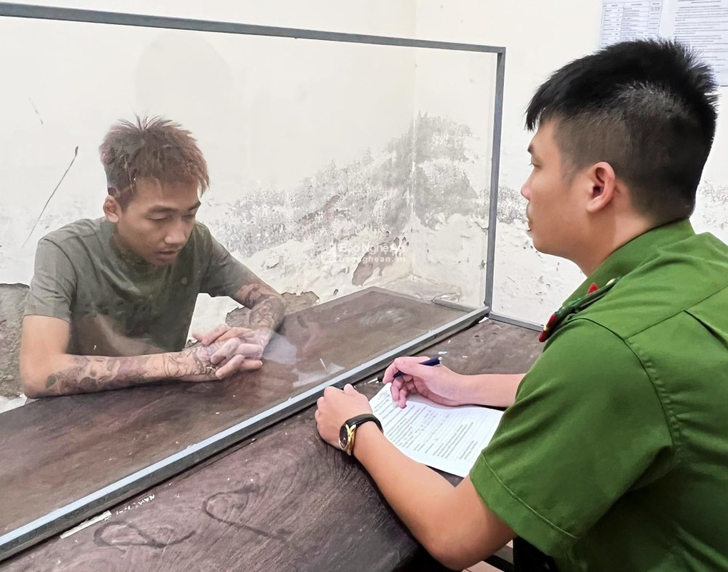 Người đàn ông quốc tịch Mỹ gần 60 tuổi bị chém khi đi dạo với bạn gái 9X - 2 Người đàn ông quốc tịch Mỹ gần 60 tuổi bị chém khi đi dạo với bạn gái 9X - 2