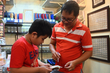 Nghề lạ mua tiền rách ở TPHCM: Chỉ còn 1/2 tờ vẫn bán được!