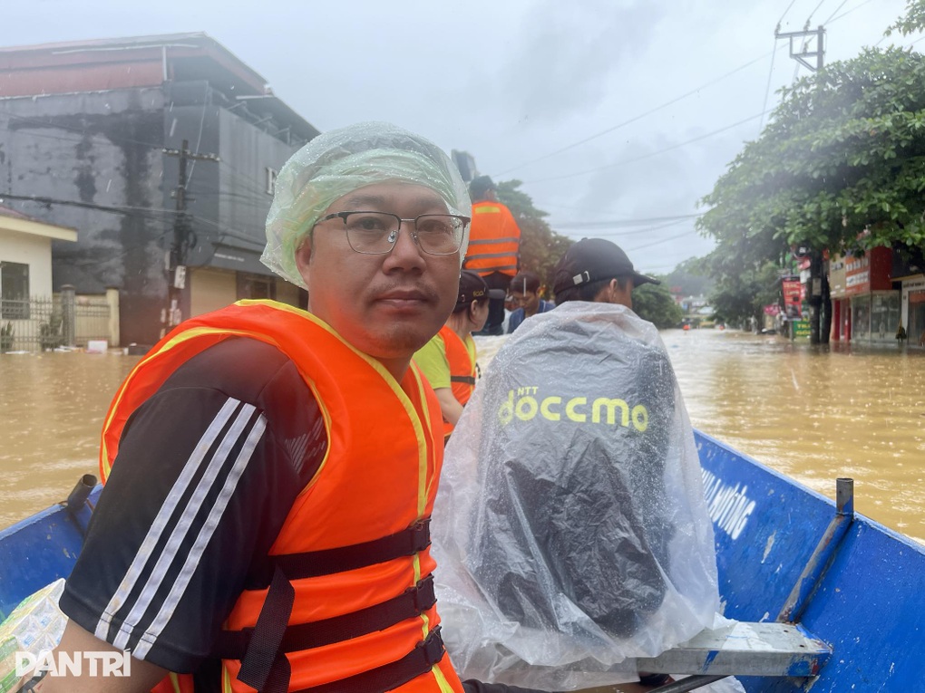 Lũ lên nhanh khủng khiếp, mất hết tài sản rồi, không còn gì cả! - 4 Lũ lên nhanh khủng khiếp, mất hết tài sản rồi, không còn gì cả! - 4