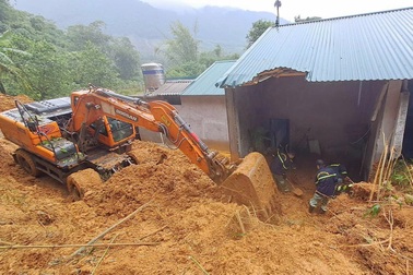 Đào bới đất đá tìm kiếm 3 người trong một gia đình bị vùi lấp tử vong