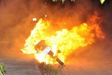 Dọa đốt xe khi bị công an kiểm tra