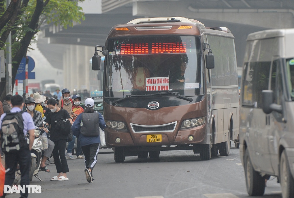 Hà Nội: Xe khách nhởn nhơ chạy như rùa bò quanh bến xe Giáp Bát, Mỹ Đình - 5 Hà Nội: Xe khách nhởn nhơ chạy như rùa bò quanh bến xe Giáp Bát, Mỹ Đình - 5