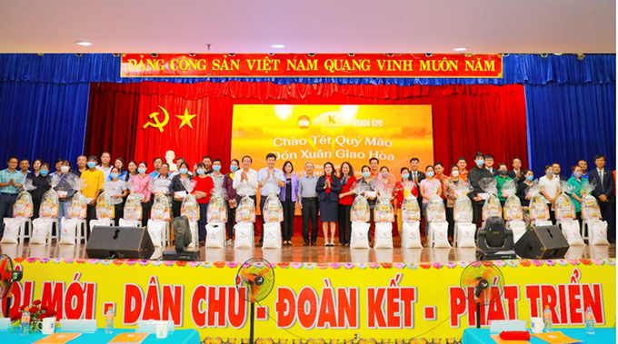 Tết này, Kim Oanh Group dành tặng 7.150 phần quà Tết và 10 căn nhà tình thương cho những gia đình có hoàn cảnh khó khăn.