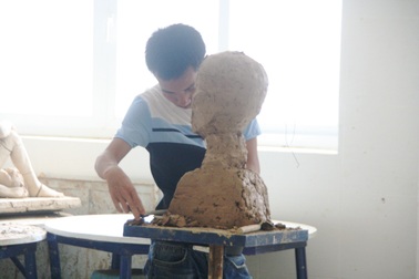 Phòng thi 1 thí sinh thi vào ngành Điêu khắc