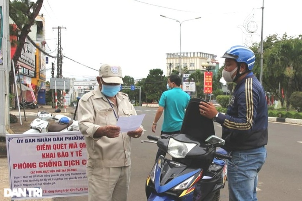 Thành phố Pleiku lập nhiều chốt kiểm soát người dân ra đường - 2 Thành phố Pleiku lập nhiều chốt kiểm soát người dân ra đường - 2