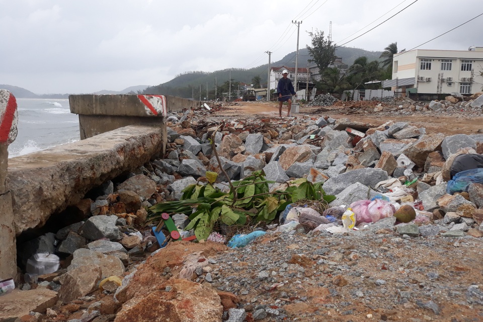 Sóng xé nát kè bê tông, hàng trăm nhà dân bị đe dọa - 4 Sóng xé nát kè bê tông, hàng trăm nhà dân bị đe dọa - 4