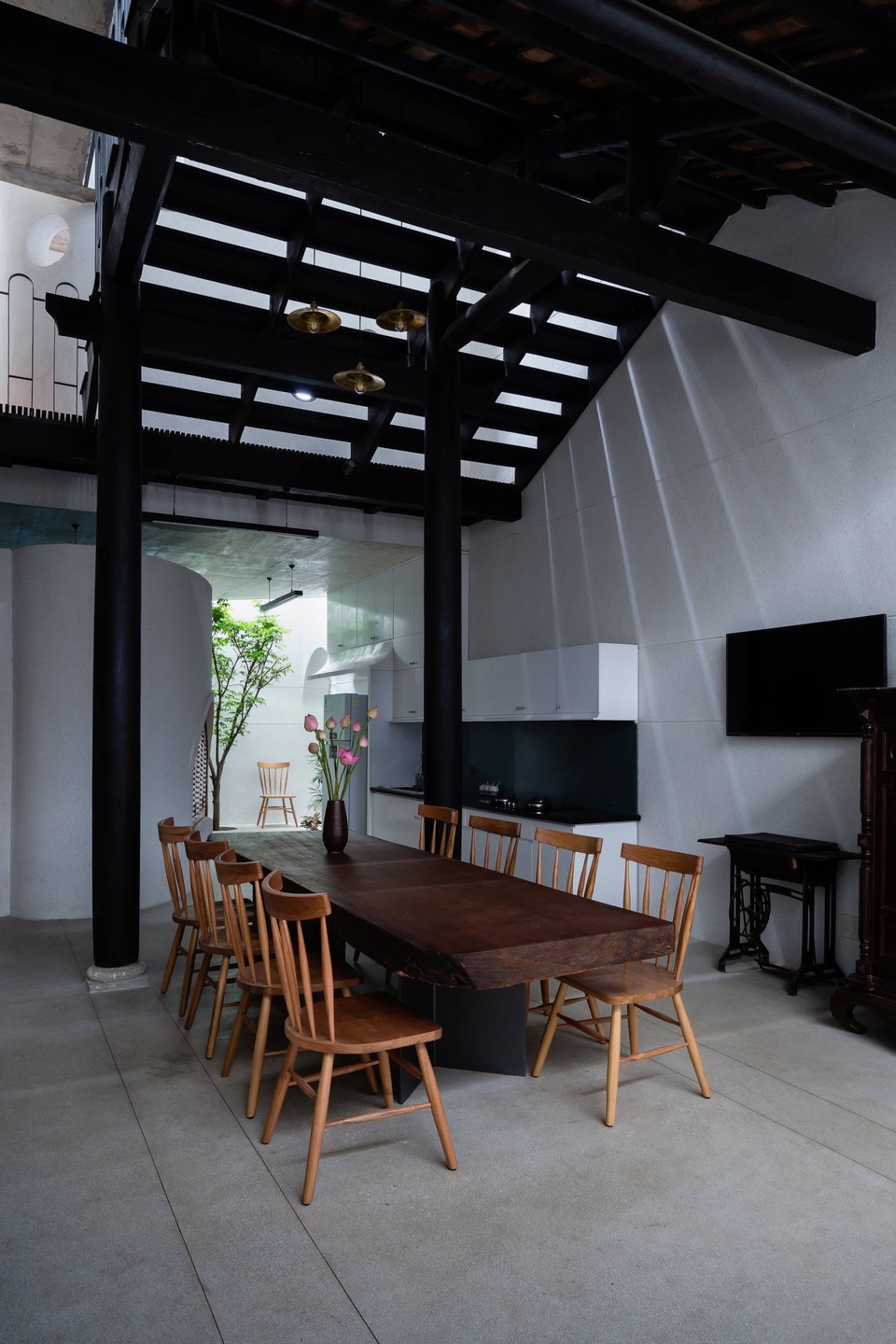 Bất ngờ “nhà chồng nhà” với kiến trúc giao thoa độc đáo ở Bình Dương - 8