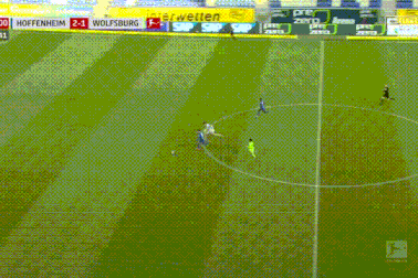 Rợn người với pha vào bóng "cắt kéo" từ phía sau