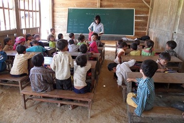 Cô giáo Tày dạy tiếng Việt cho trẻ Cờ Lao bằng tiếng Mông