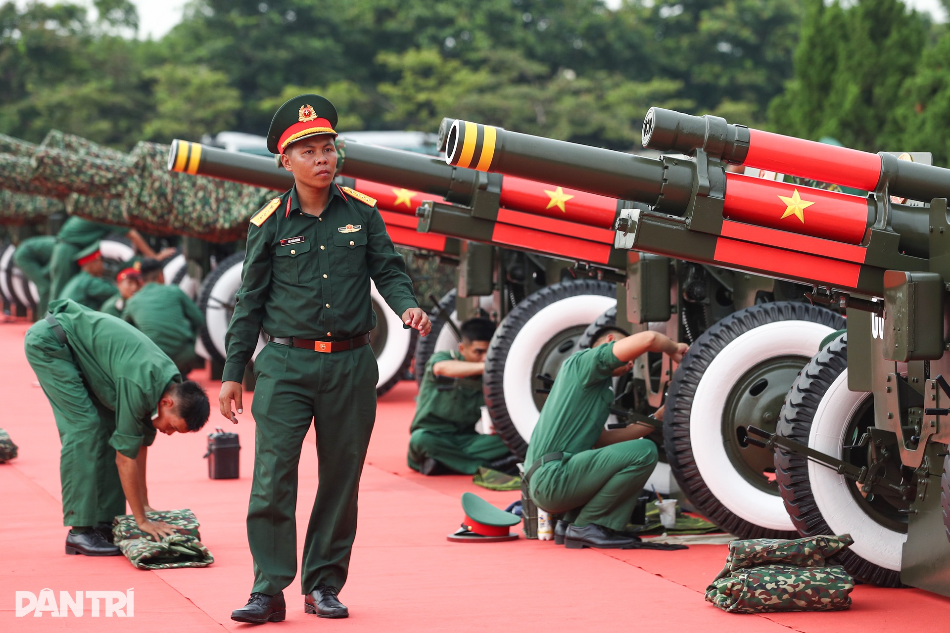 Người dân đổ về sân Mỹ Đình chiêm ngưỡng khí tài quân sự và dàn pháo lễ - 9 Người dân đổ về sân Mỹ Đình chiêm ngưỡng khí tài quân sự và dàn pháo lễ - 9