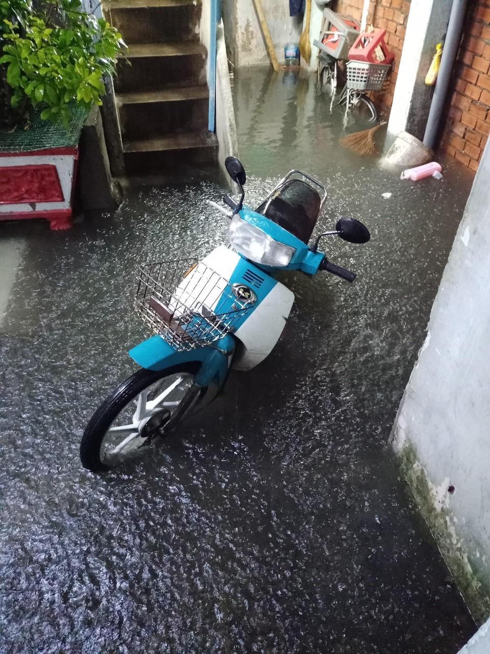 Mưa tối trời, Sài Gòn ngập nặng, kẹt xe đến tận nửa đêm - 11 Mưa tối trời, Sài Gòn ngập nặng, kẹt xe đến tận nửa đêm - 11