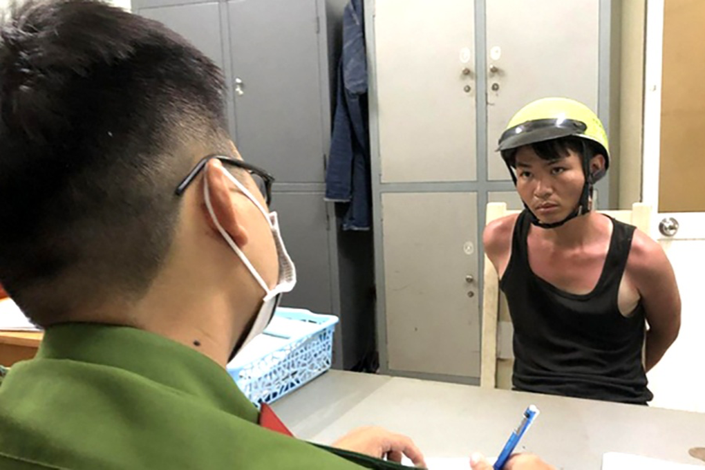 Kêu gọi giao nộp số vàng kẻ cướp ném ra đường ở Bình Dương - 3 Kêu gọi giao nộp số vàng kẻ cướp ném ra đường ở Bình Dương - 3