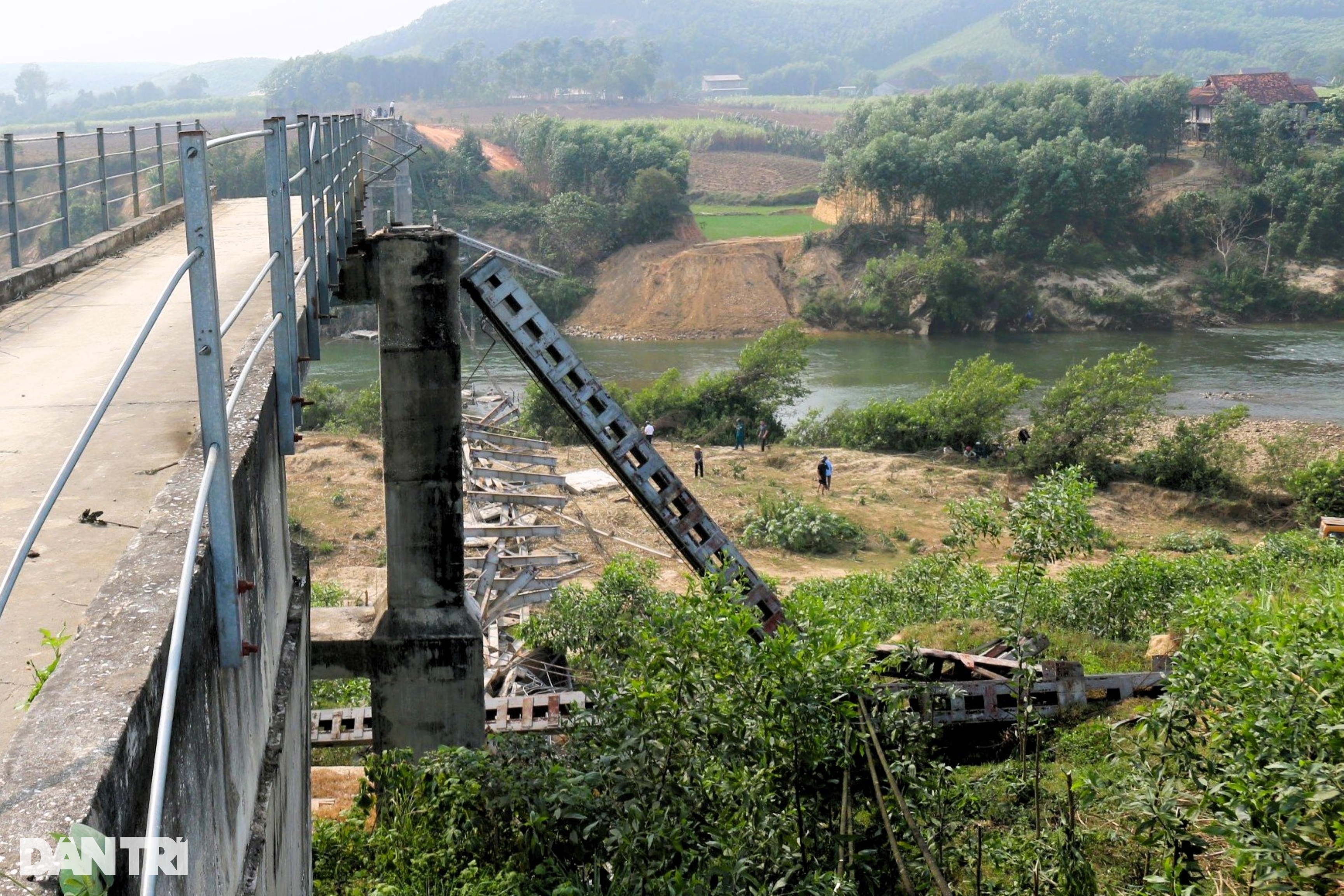 Hiện trường cầu treo hàng chục tỷ đồng bất ngờ đổ sập xuống sông ở Nghệ An - 5