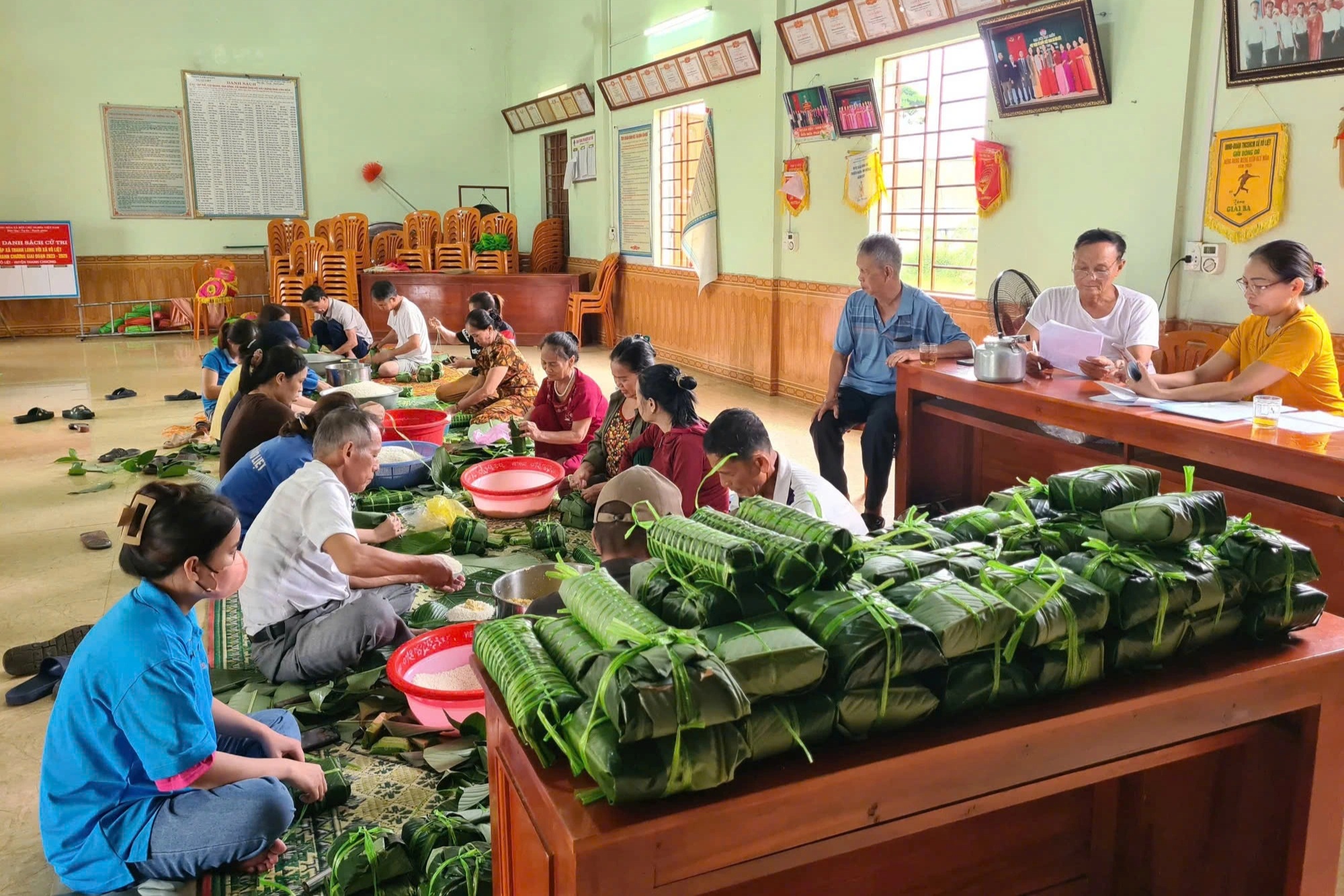 Người miền Trung gói bánh chưng, gom cá khô gửi ra vùng lũ miền Bắc