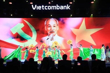 Học đức tính bình dị của Bác