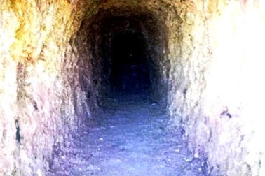 Bí thư huyện ủy đào hầm xuyên núi để lấy vàng hay ủ rượu?