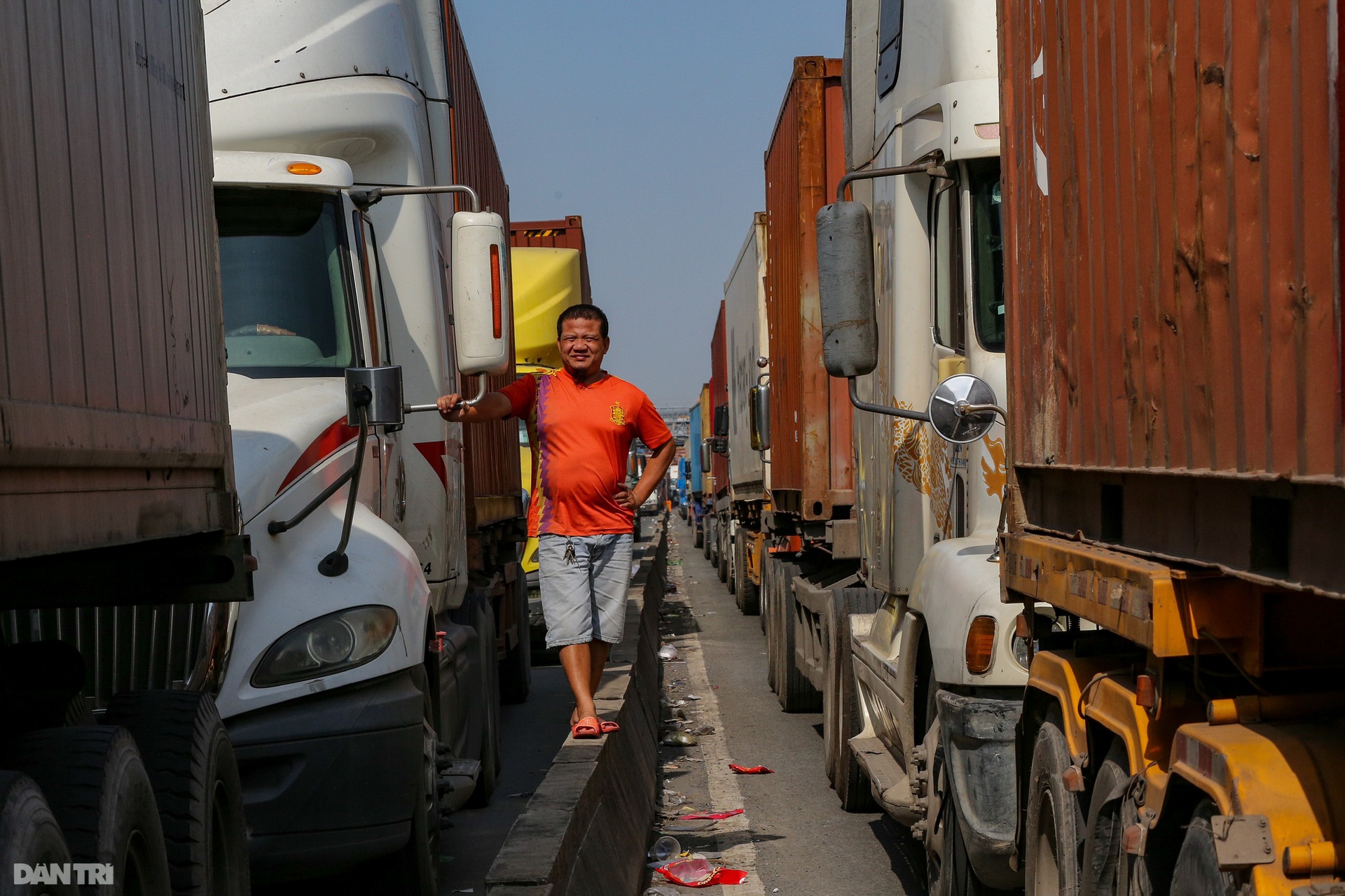 Nhiều tuyến đường ở TPHCM kẹt xe nghiêm trọng ngày giáp Tết - 4 Nhiều tuyến đường ở TPHCM kẹt xe nghiêm trọng ngày giáp Tết - 4