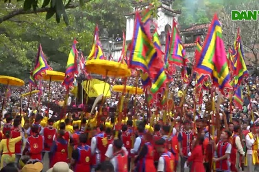 Trai tráng, phụ nữ rước kiệu chạy vòng quanh ở lễ hội đền Bà Triệu