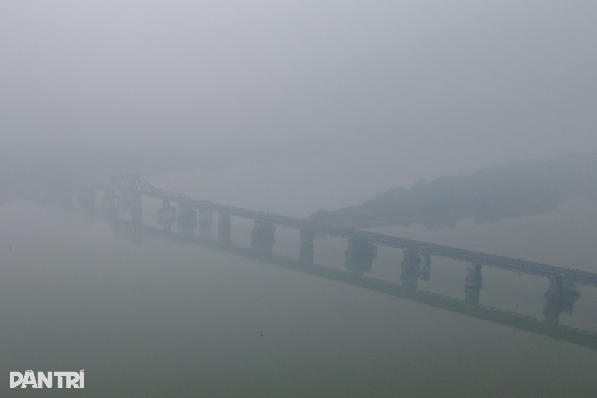 Trời Hà Nội mờ mịt trong ngày cuối năm, chất lượng không khí thấp báo động - 1 Trời Hà Nội mờ mịt trong ngày cuối năm, chất lượng không khí thấp báo động - 1