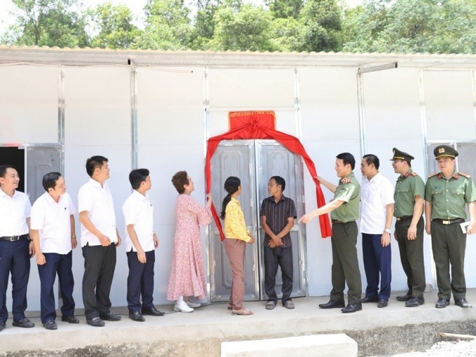 Lễ cắt băng khánh thành ngôi nhà mẫu của anh Hồ Hữu Sơn, thôn Liên Sơn, xã Sơn Hàm, huyện Hương Sơn (Hà Tĩnh).
