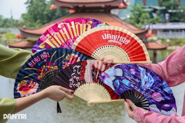 Truyền nhân Gen Z dùng công nghệ, "đu concert" giữ nghề quạt trăm năm