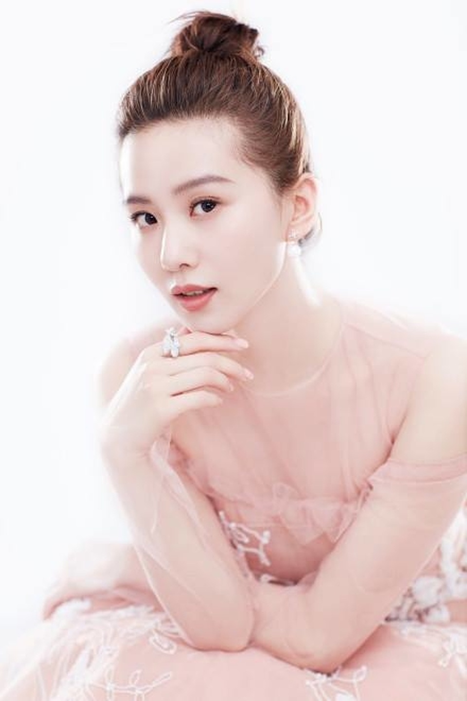 Nhan sắc cuốn hút của gái một con Lưu Thi Thi sau 1 năm sinh nở - 18 Nhan sắc cuốn hút của gái một con Lưu Thi Thi sau 1 năm sinh nở - 18