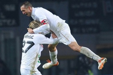 Ghi bàn phút bù giờ, Juventus vượt mặt Lazio