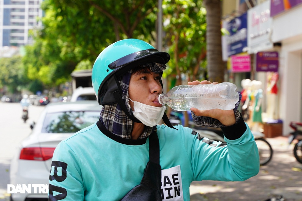 Shipper ở Hà Nội cháy đơn đợt nắng nóng, thu nhập không cao như lời đồn - 6 Shipper ở Hà Nội cháy đơn đợt nắng nóng, thu nhập không cao như lời đồn - 6