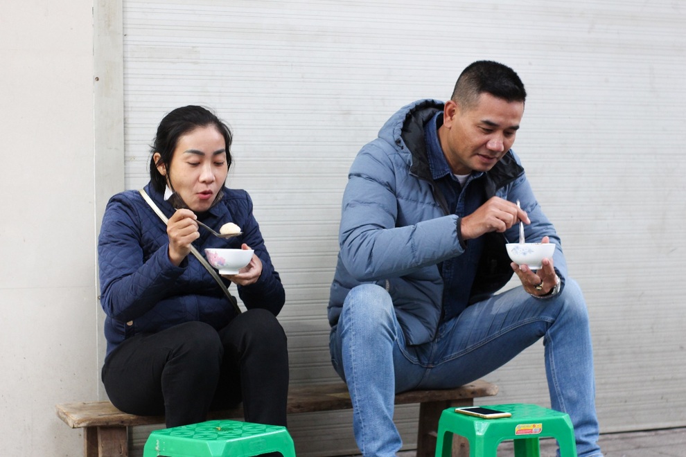 Quán chè nóng ba thế hệ, hơn 40 năm nổi tiếng khắp Hà thành - 6 Quán chè nóng ba thế hệ, hơn 40 năm nổi tiếng khắp Hà thành - 6