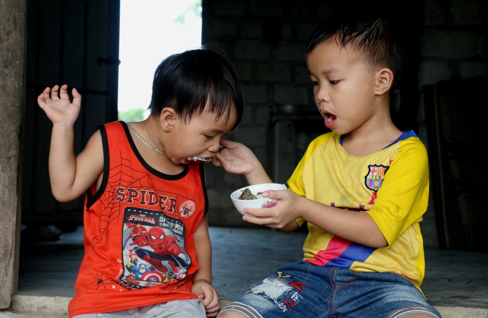 Thương vợ chồng song khổ và đứa con 5 tuổi bón cơm cho em như bị bỏ đói - 3 Thương vợ chồng song khổ và đứa con 5 tuổi bón cơm cho em như bị bỏ đói - 3