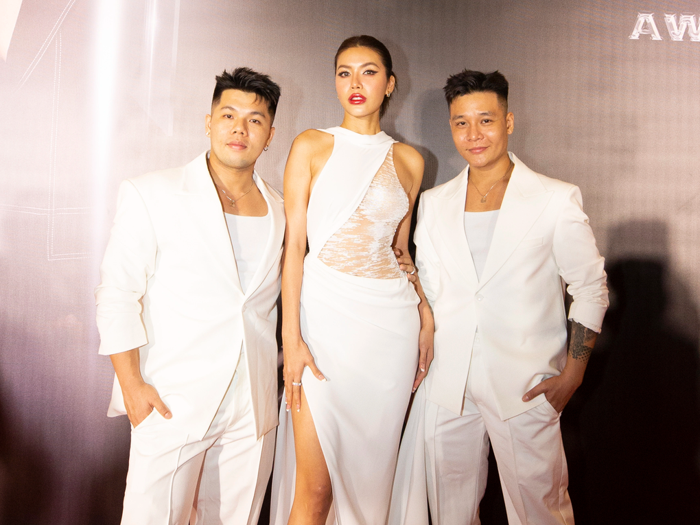 Võ Hoàng Yến và Minh Tú đọ catwalk khi làm giám khảo - 4 Võ Hoàng Yến và Minh Tú đọ catwalk khi làm giám khảo - 4