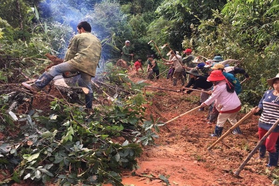 Quốc lộ trước đồn biên phòng bị xé toang, nhiều người nhập cảnh mắc kẹt - 9 Quốc lộ trước đồn biên phòng bị xé toang, nhiều người nhập cảnh mắc kẹt - 9