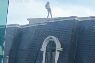 Thót tim cô gái bất chấp nguy hiểm, trèo lên mái nhà để quay video TikTok