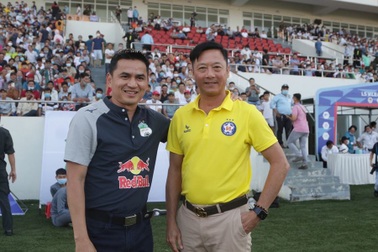 HLV Lê Huỳnh Đức tái ngộ Kiatisuk trên sân Thống Nhất
