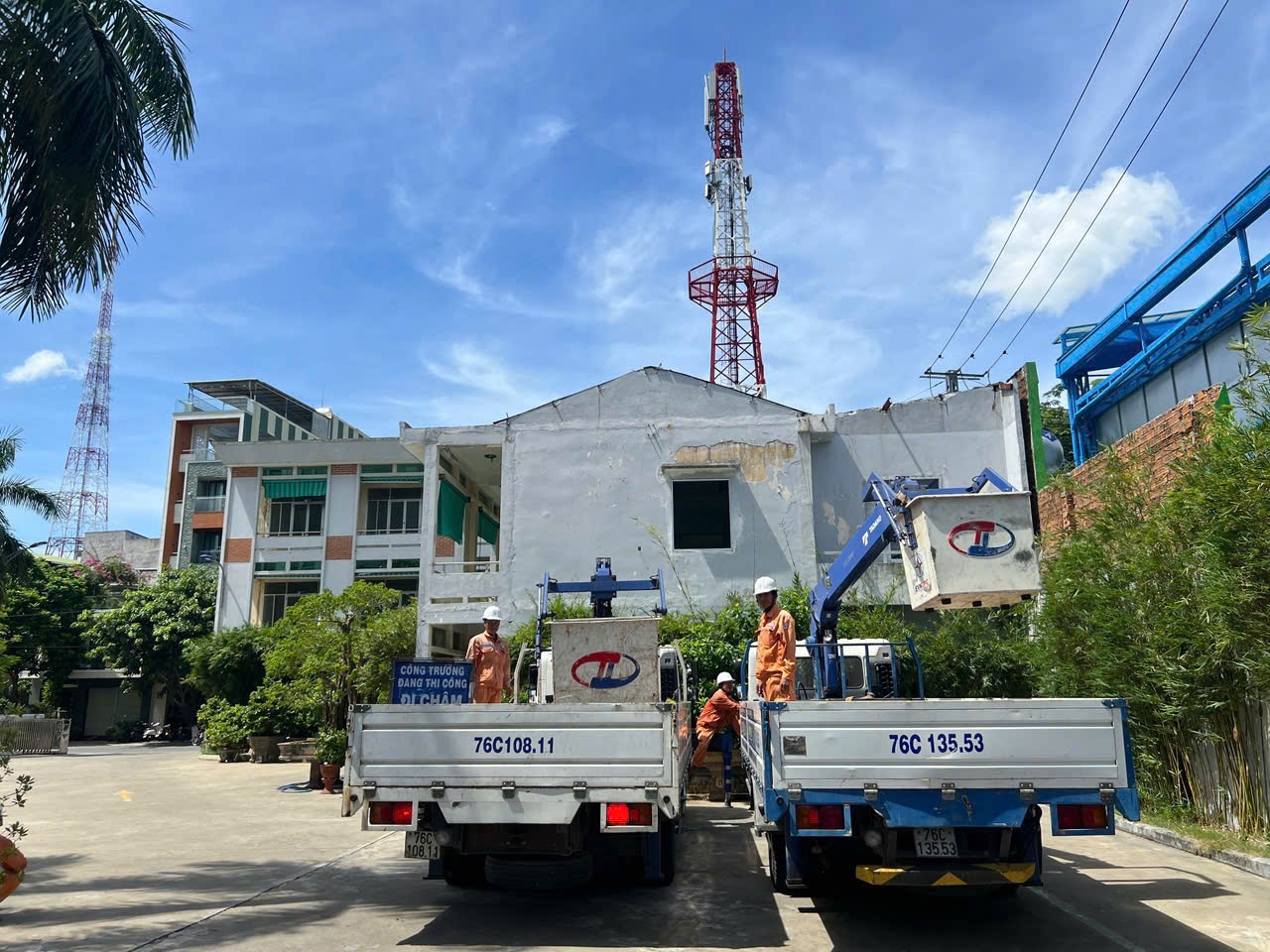 Hơn 200 công nhân, kỹ sư EVNCPC hỗ trợ EVNNPC khắc phục lưới điện sau bão số 5 - 2