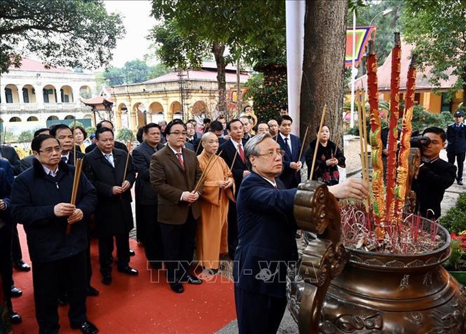 Thường trực Ban Bí thư Trần Quốc Vượng dâng hương tại Hoàng Thành Thăng Long - Ảnh 2.