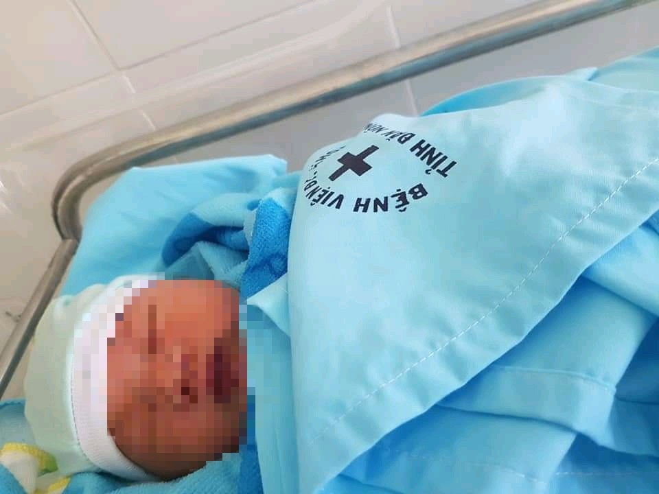 Bé trai sơ sinh nghi bị mẹ bỏ rơi trong bệnh viện - 1 Bé trai sơ sinh nghi bị mẹ bỏ rơi trong bệnh viện - 1